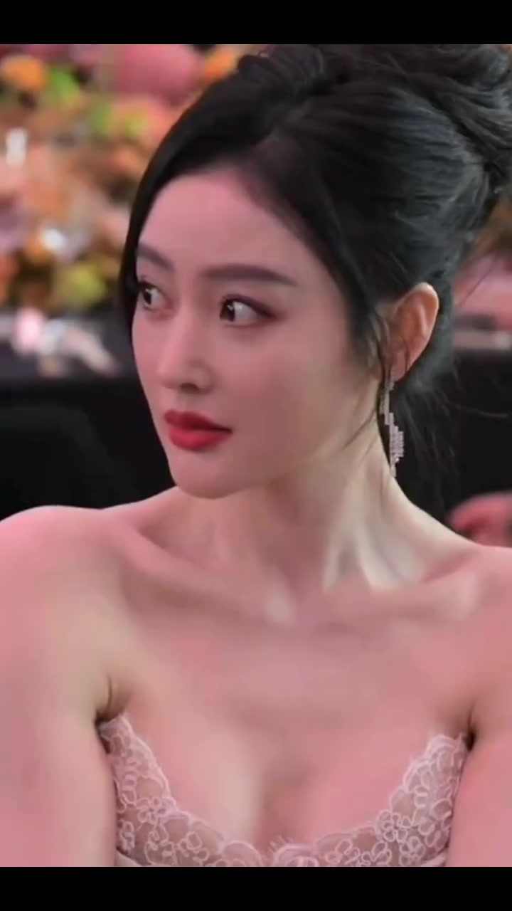 「葫芦臀」肤白貌美大长腿，气质高冷的御姐，既有女性的柔美与温婉，又不失男性的刚毅与果敢……