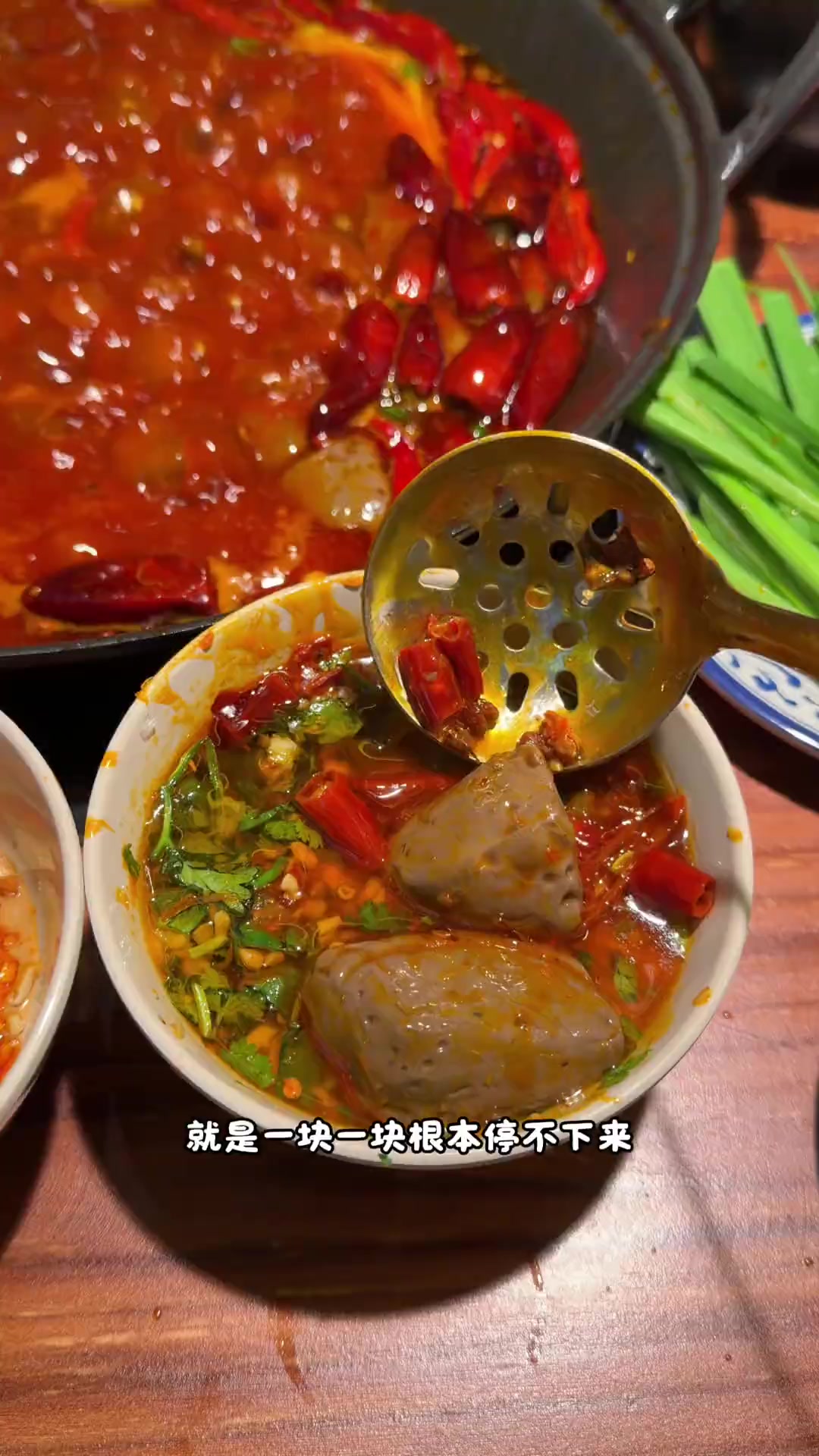 重庆香辣火锅,冷锅鸭血,美味诱人!