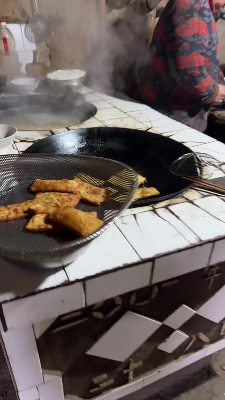 婆婆妈又在做我们爱吃的洋芋糍粑