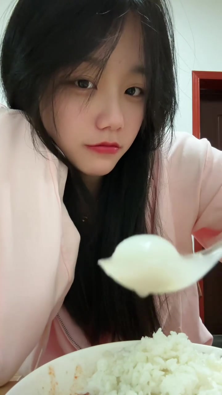 张念晚饭吃汤圆，颜值在线超可爱！