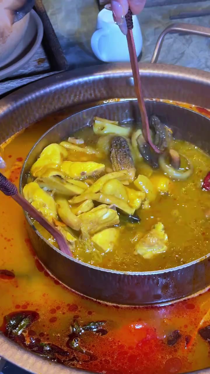 翠湖边的云南菌火锅，美味又上镜，菌彩正合适！