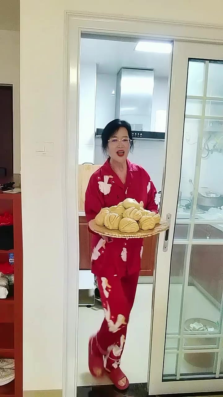 白萝卜、粉条、豆腐包子和花卷馍出锅了