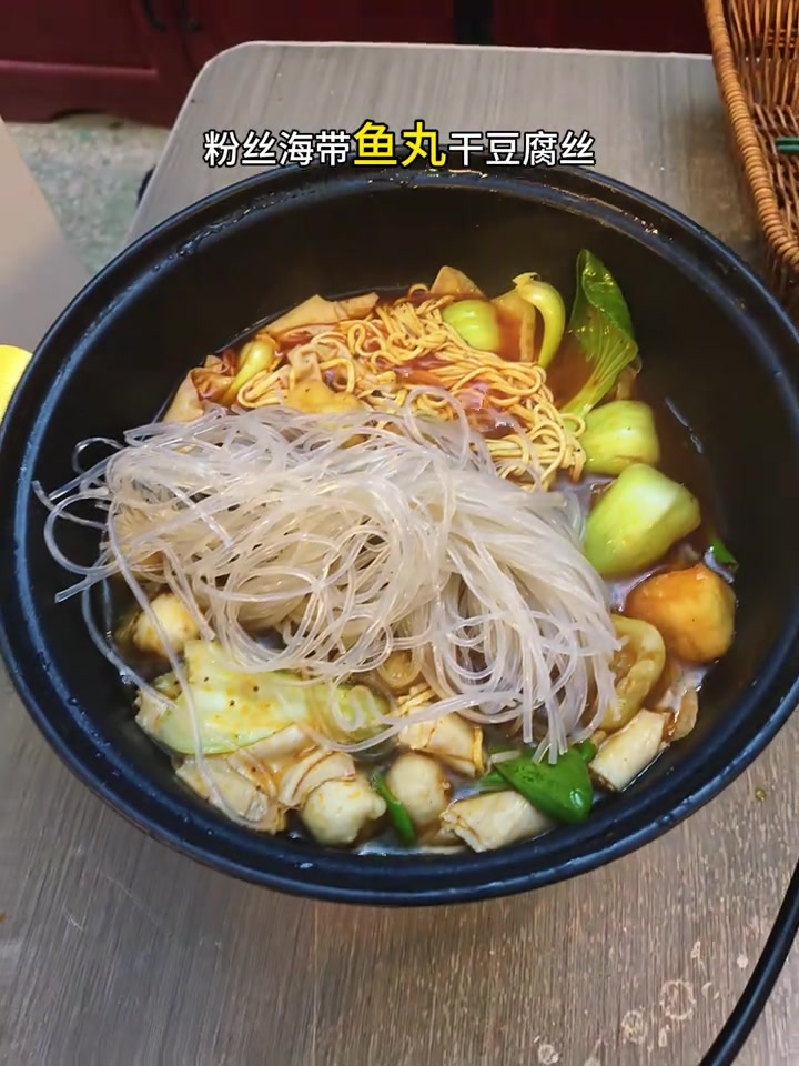 「梁姨」沈阳老式麻辣烫，鸡汤新鲜生包实体店配方，东北麻辣烫！