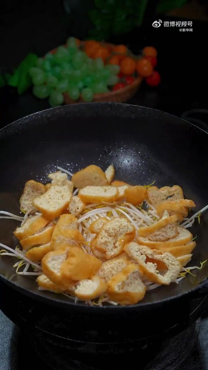 「收藏！青椒豆芽炒油豆腐做法」你们家年夜饭桌上一定会有的素菜是哪道？今天给大家推荐这道青椒