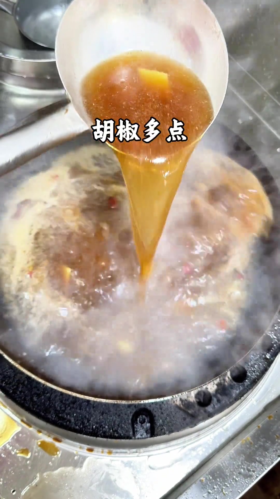 老厨鲤鱼 男人会做饭，生活更浪漫～#老厨鲤鱼 #年夜饭菜单提前曝光了 #酸辣鱼汤 #抖音美