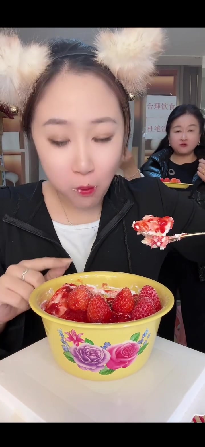 六寸冰皮蛋糕，尺寸揭秘，草莓蛋糕声控咀嚼音