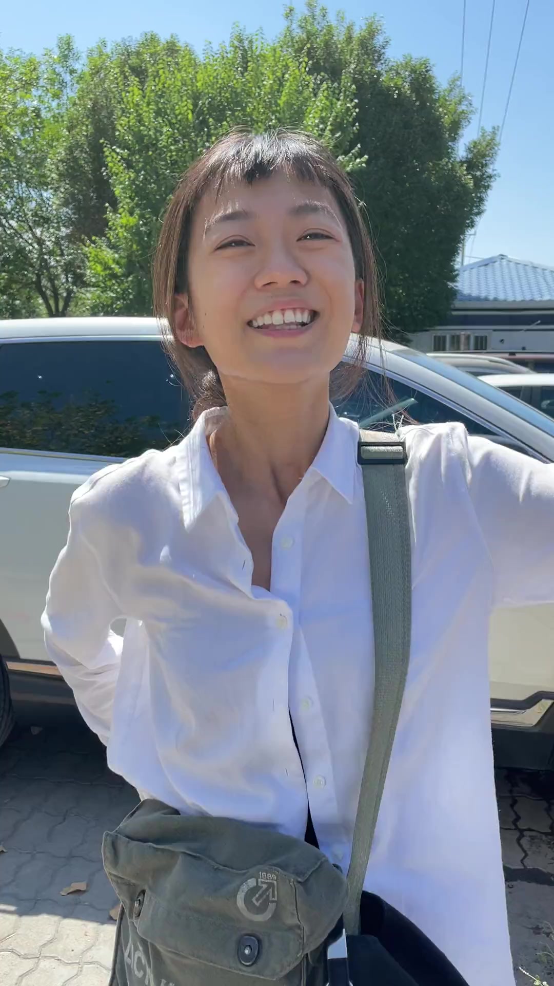 台湾姑娘第一次来新疆，在沙湾吃到了正宗大盘鸡，这里被誉为大盘鸡的发源地！……