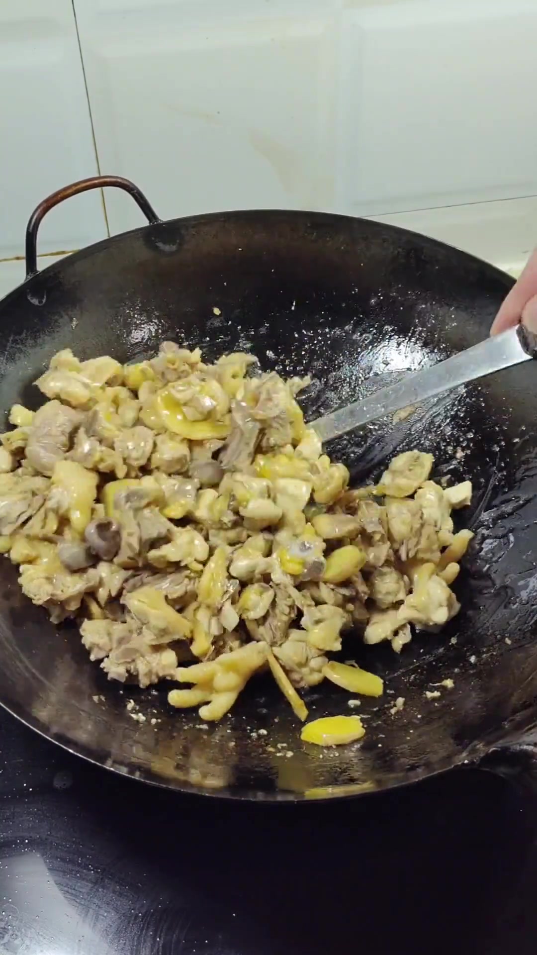 湖南家常老姜焖土鸡，香辣入味费酒饭