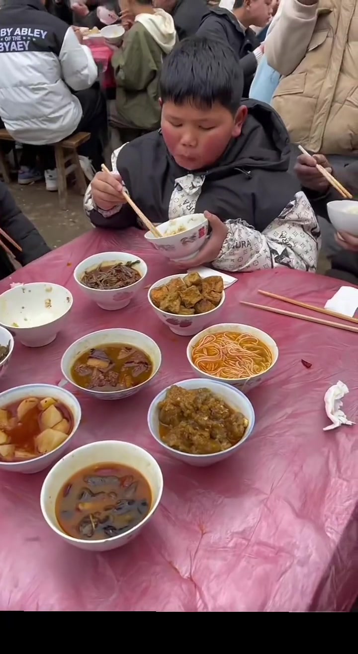 贵州九大碗：萝卜，海带丝，豆腐等九道菜
