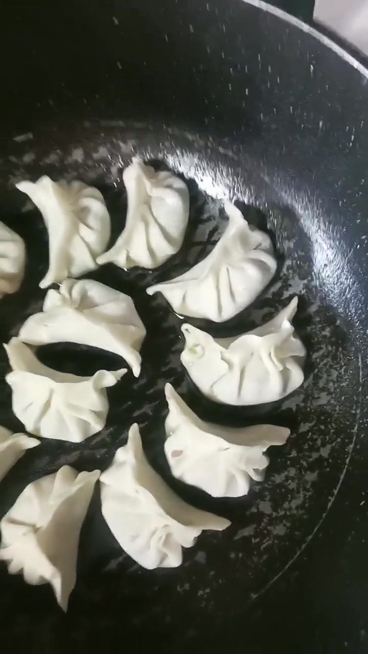 自己动手在家包饺子，丰衣足食
