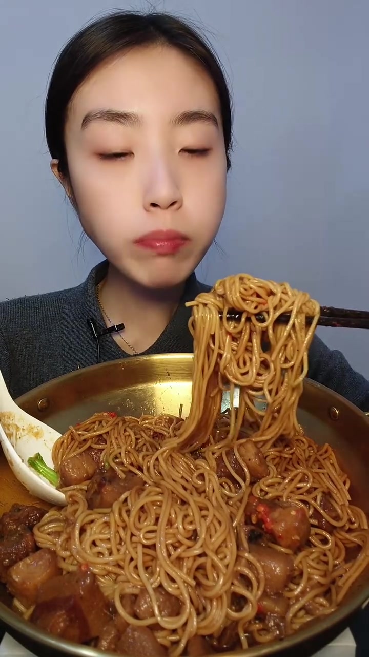 红烧肉盖浇面，香气四溢，吸面过瘾！