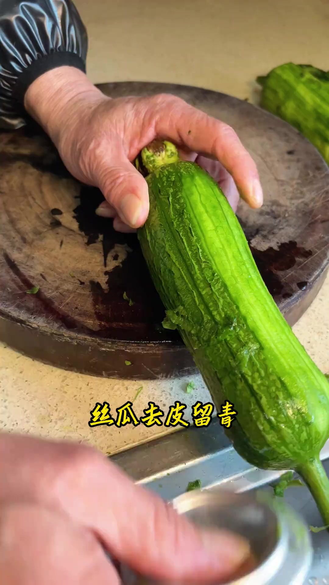 又到了吃丝瓜的季节，试试干贝丝瓜，鲜甜好吃做法简单#干贝 #丝瓜 #家常菜
