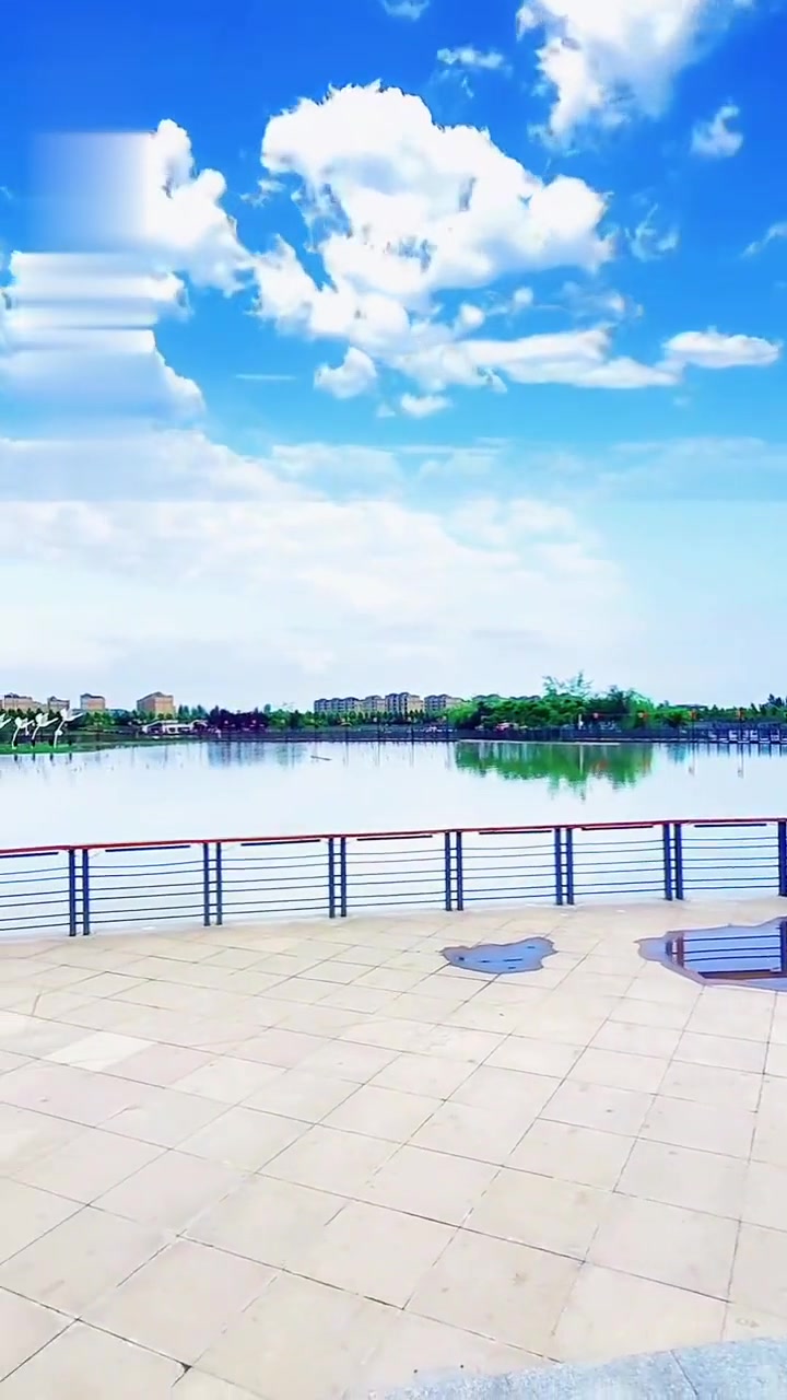 漫步天鹅湖畔，领略浓郁风情
