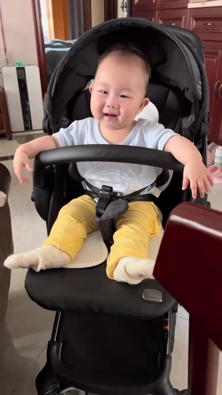 小泡芙见到妈妈时，手舞足蹈
