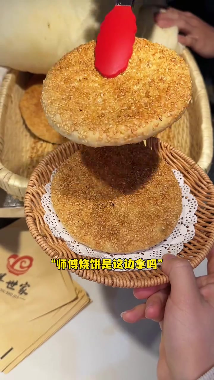 在东岸里花十来块吃山东单县的羊汤还有现做芝麻烧饼和饮品～