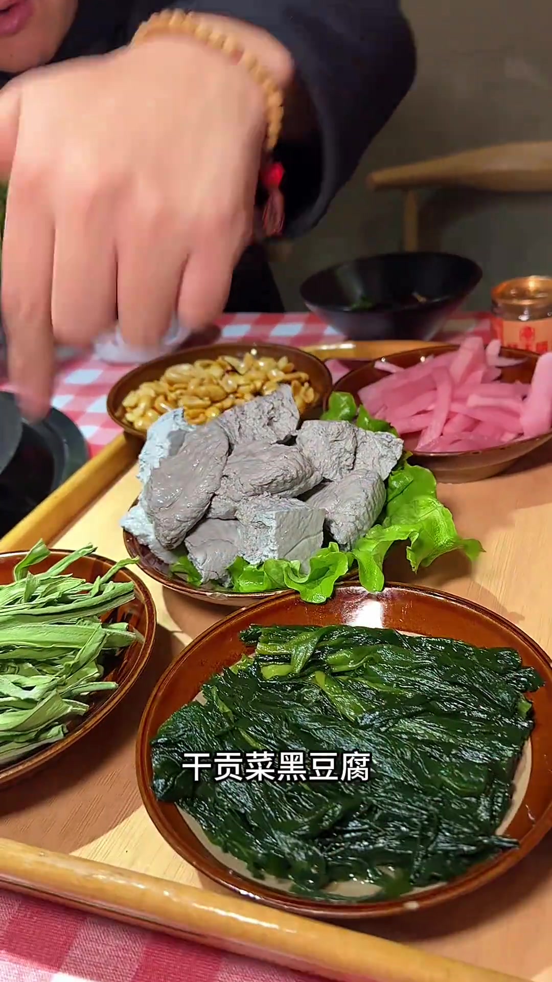这家火锅店的食材和锅底就像在重庆吃的一样！