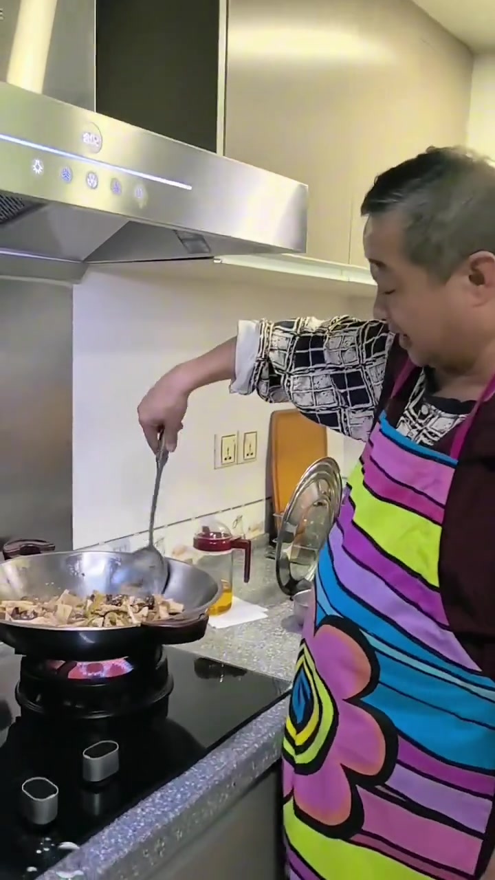 大老板穆总亲自下厨，为我们做豪华版：打卤面