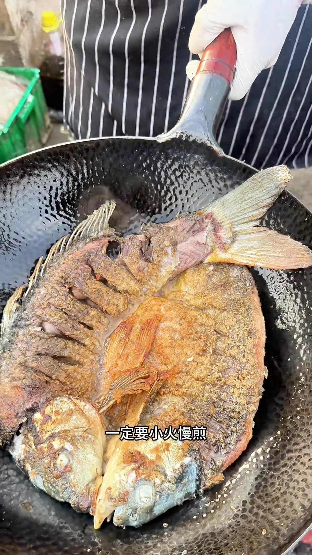 在家怎么才能做出比饭店还好吃的香辣烤鱼,小王今天就做一个不用炸不用烤的香辣烤鱼,简单好做还