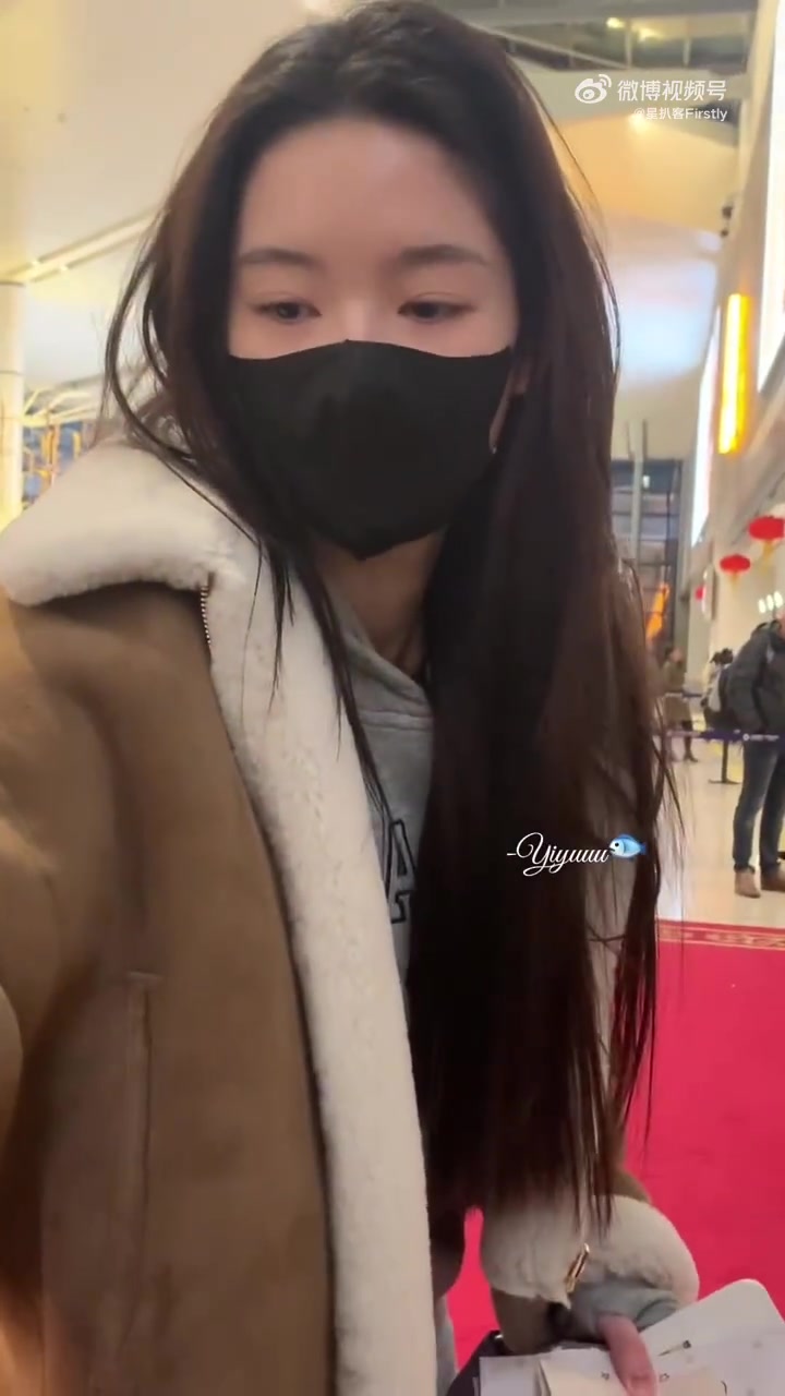 粉丝一手拿着信一手拿着奶茶给王玉雯递信，我们王姐也不忘把梗掉地上，来了一句“奶茶是给我的吗