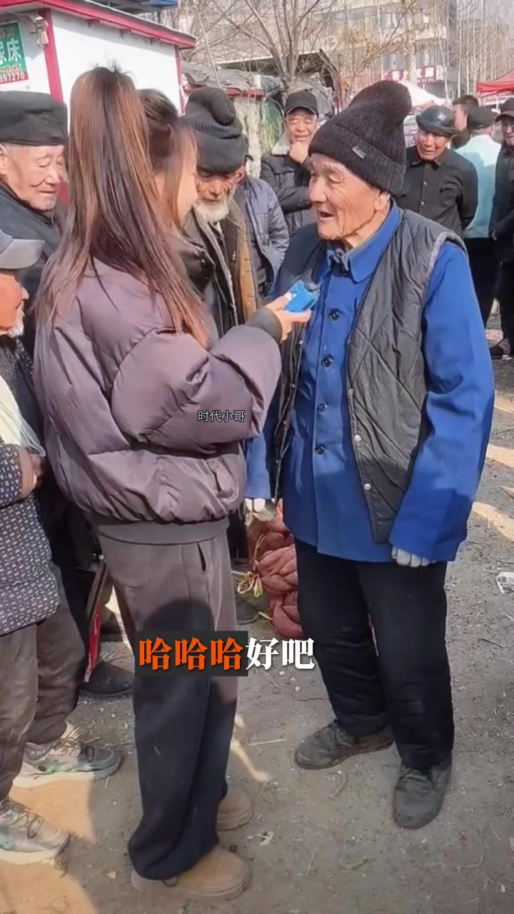 94岁爷爷赶集卖自家养的公鸡，开价要50元一斤，看谁能买走