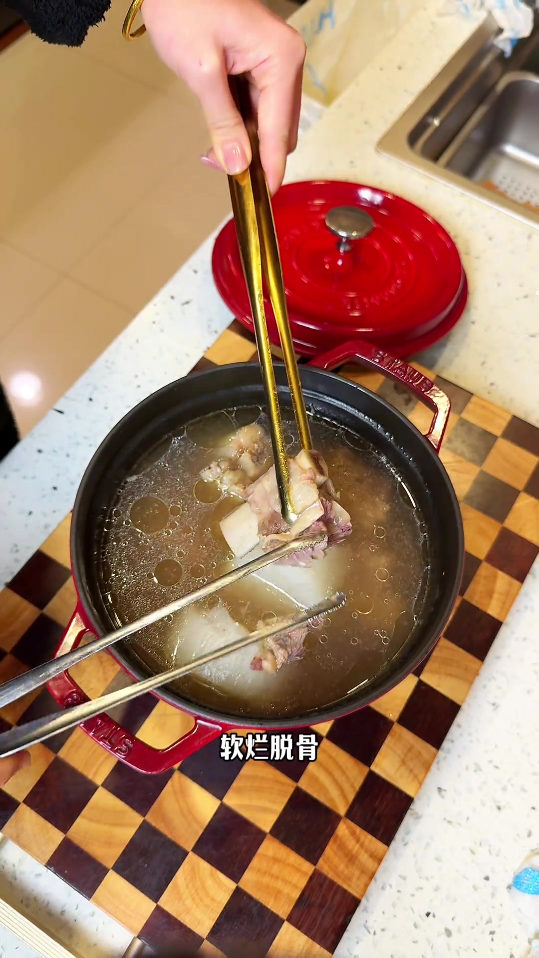 上海全职妈妈年夜饭菜单，车厘子蛋糕、清炖牛排骨汤、无福腊味饭、菠萝烤鸡翅、蒜蓉粉丝虾、白菜