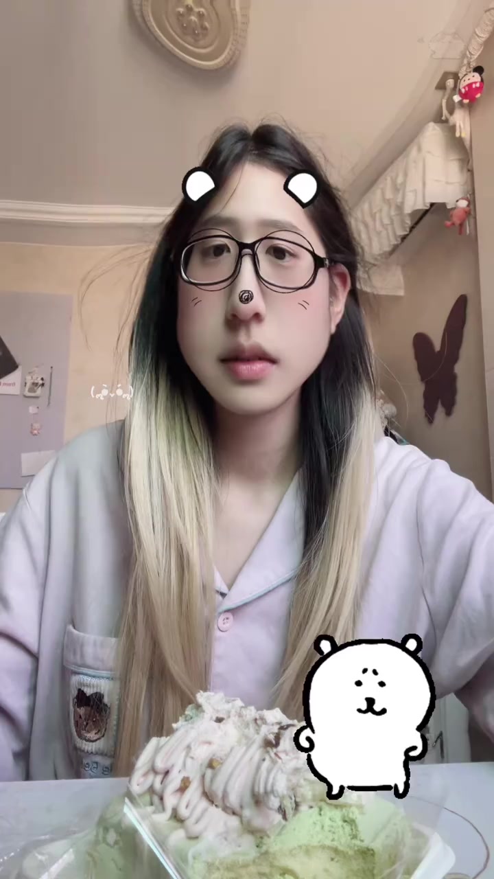 草莓开心果蛋糕来了
