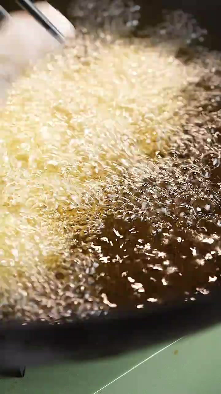 用开背虾做不一样的宫爆虾球