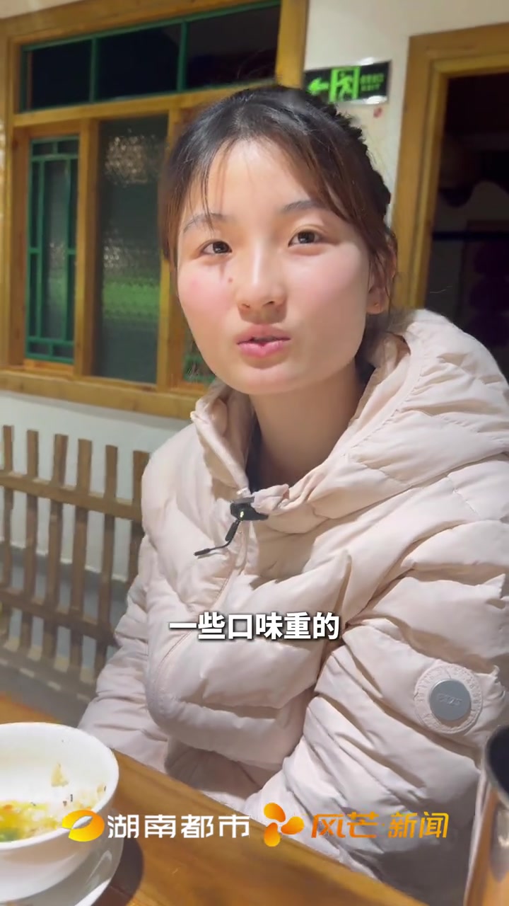 湖南25岁小伙身高仅60多厘米“哥哥口味很重 最喜欢吃辣鱼尾”每次吃完微微出汗 不会影响肠