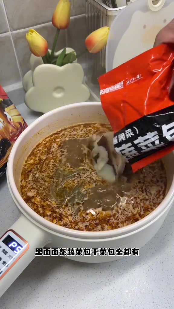 张亮麻辣烫也出这种包装的麻辣烫了，自己在家煮一煮就可以吃了