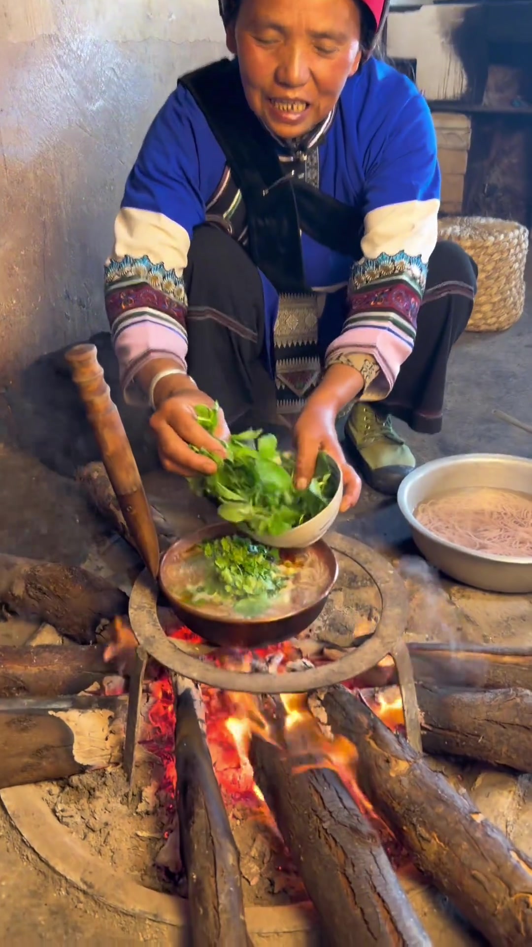 云南红米线之红烧牛肉米线，地道美食