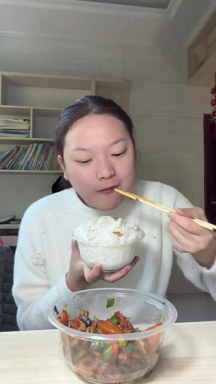 肉末茄子、胡萝卜炒肉、火腿肠炒金针菇