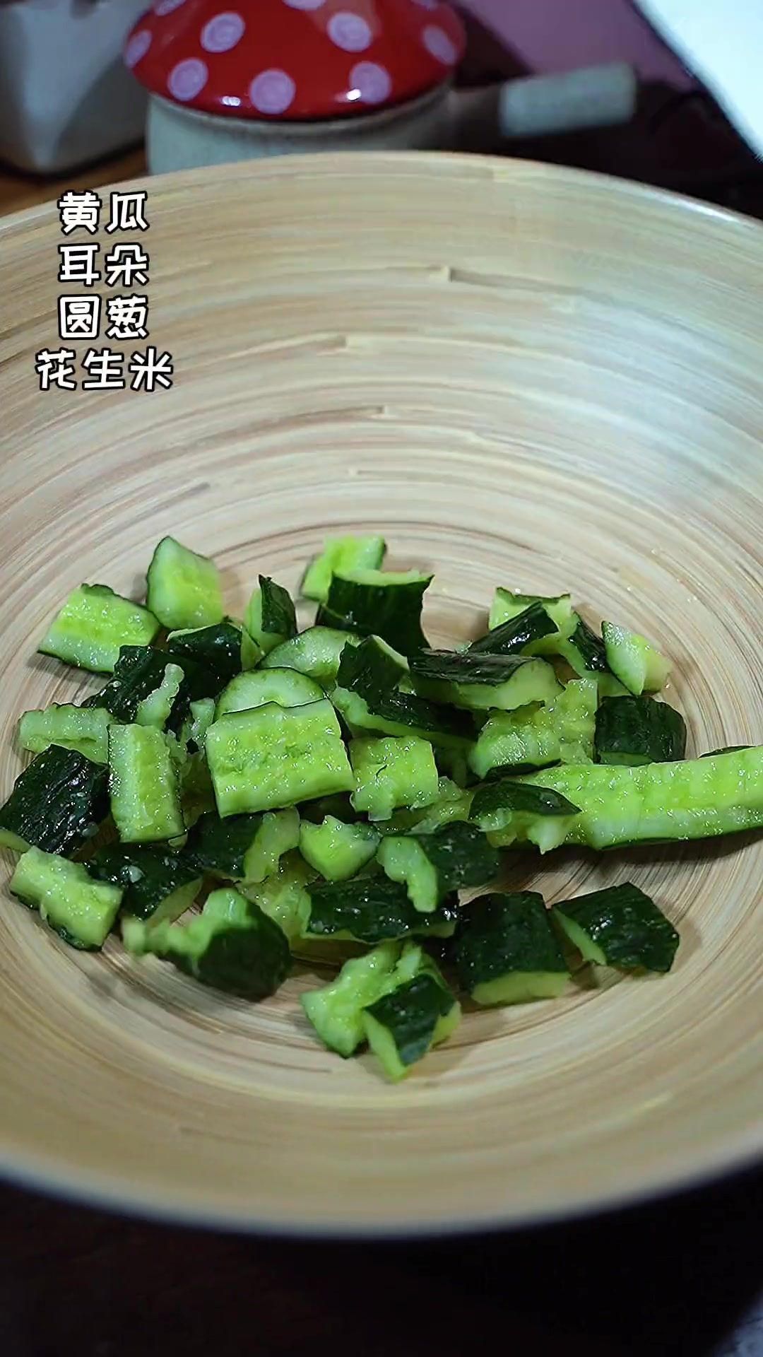 餐桌上必不可少的一道下饭凉拌菜猪耳朵拍黄瓜