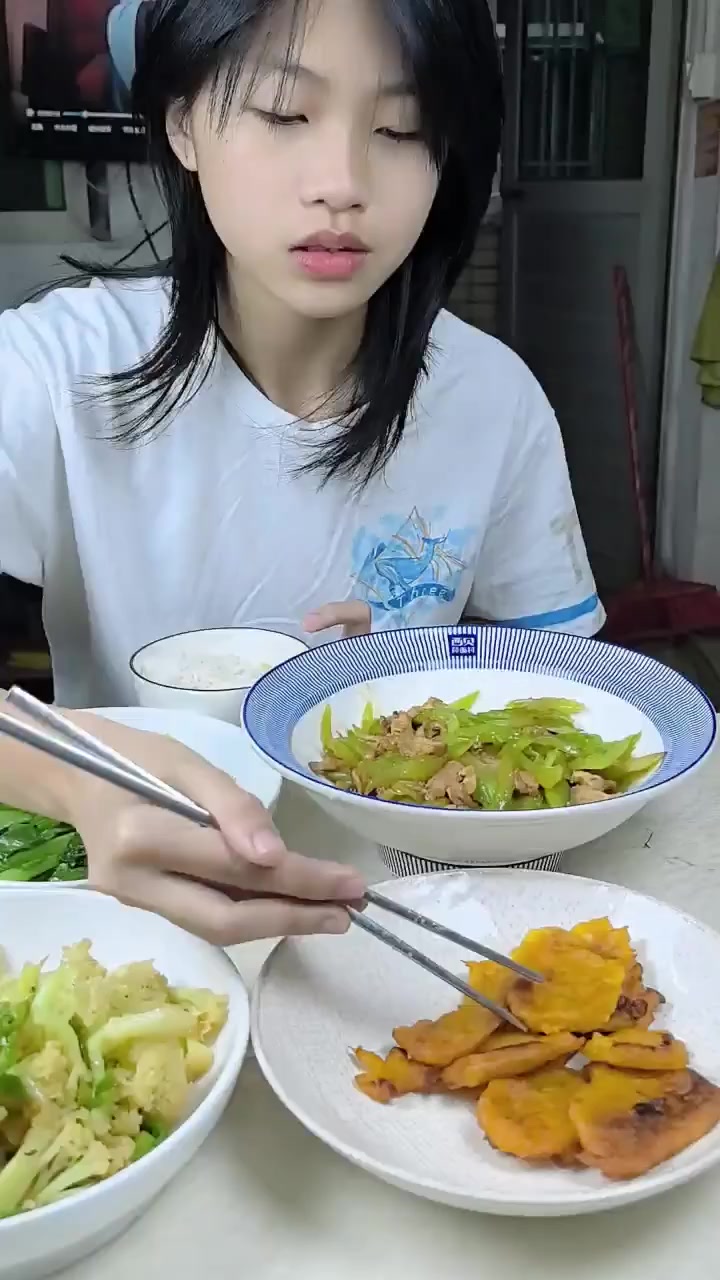 南瓜饼配芹菜炒肉，香迷糊了！