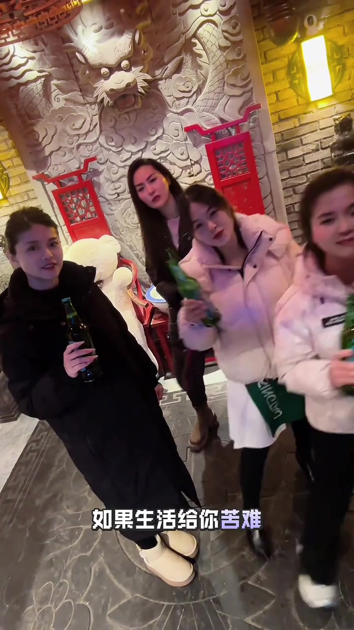 青岛啤酒配小龙坎火锅，轻干给你浪漫！