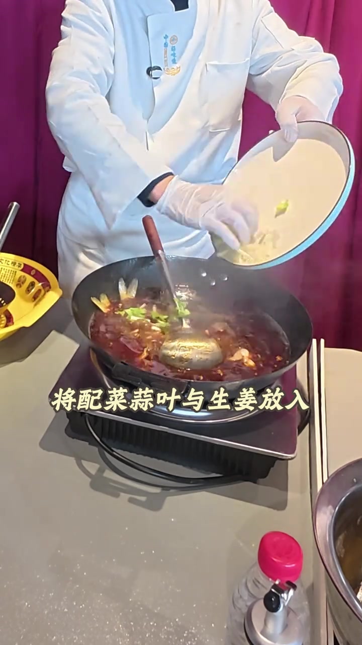 渝味360碗菜之《铁锅肥肠鱼》来到西安啦 在长安十二时辰现场烹饪，香飘大唐不夜城！#百大厨