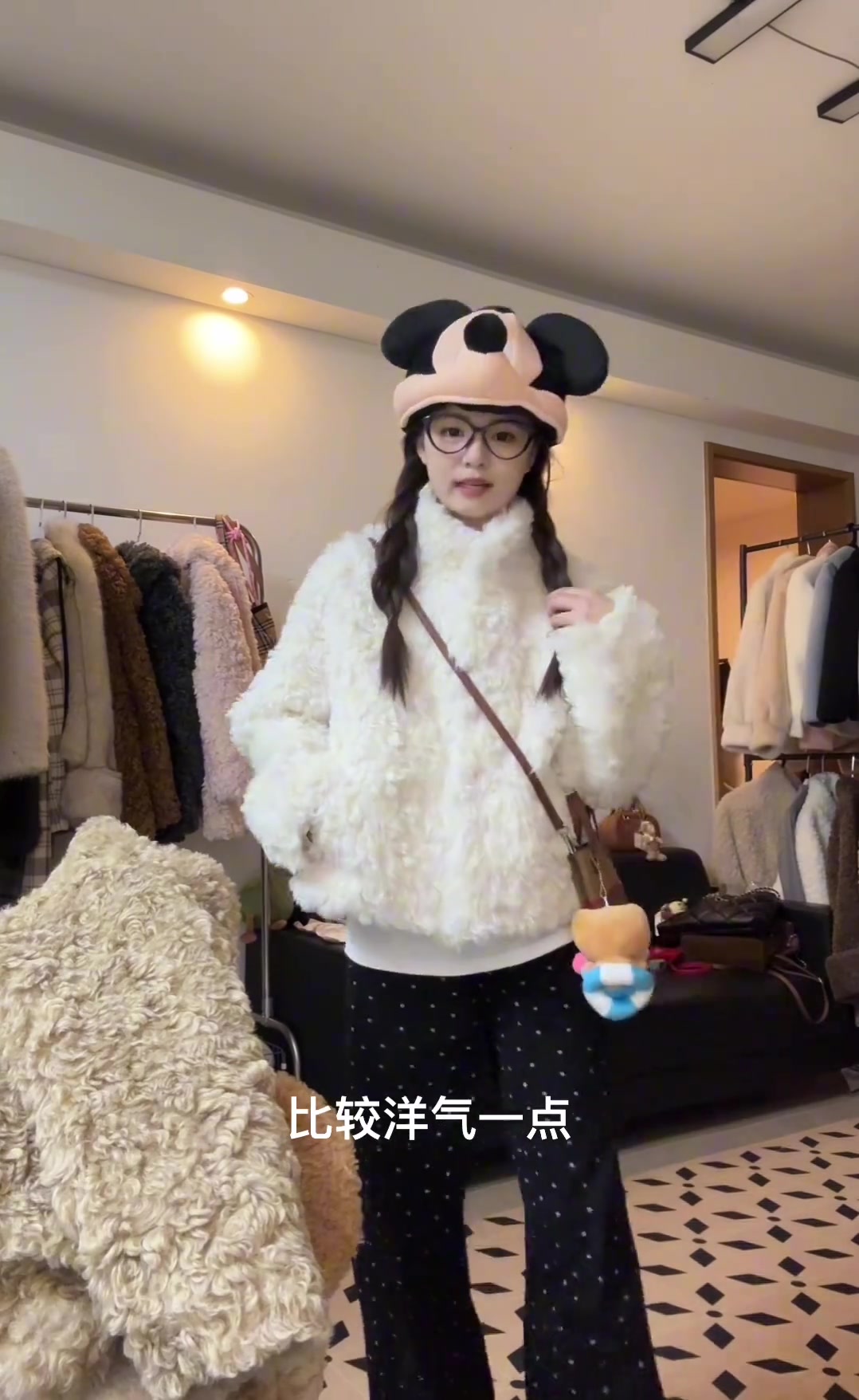 白色奶茶色短款皮草测评，小卷毛不掉毛，洋气又百搭