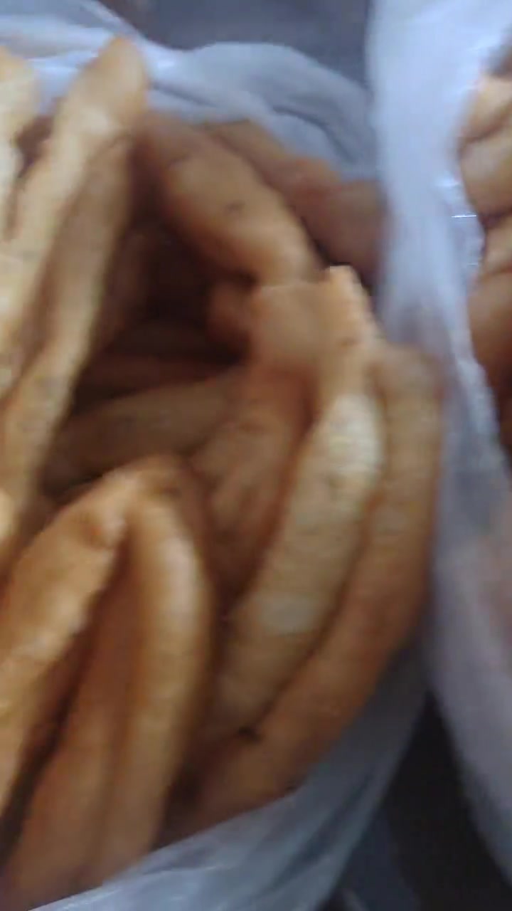 又有临朐油条吃，还得去买点煎饼！