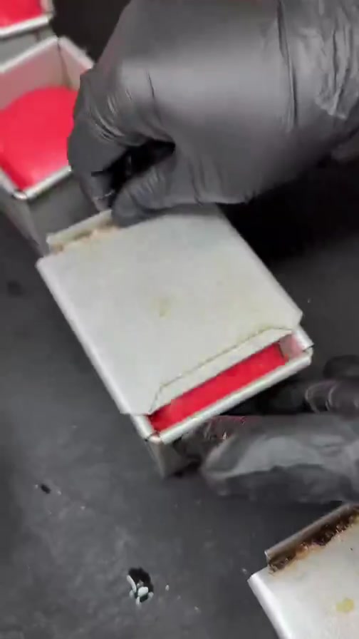 过年就要吃红色的蛋糕才喜庆