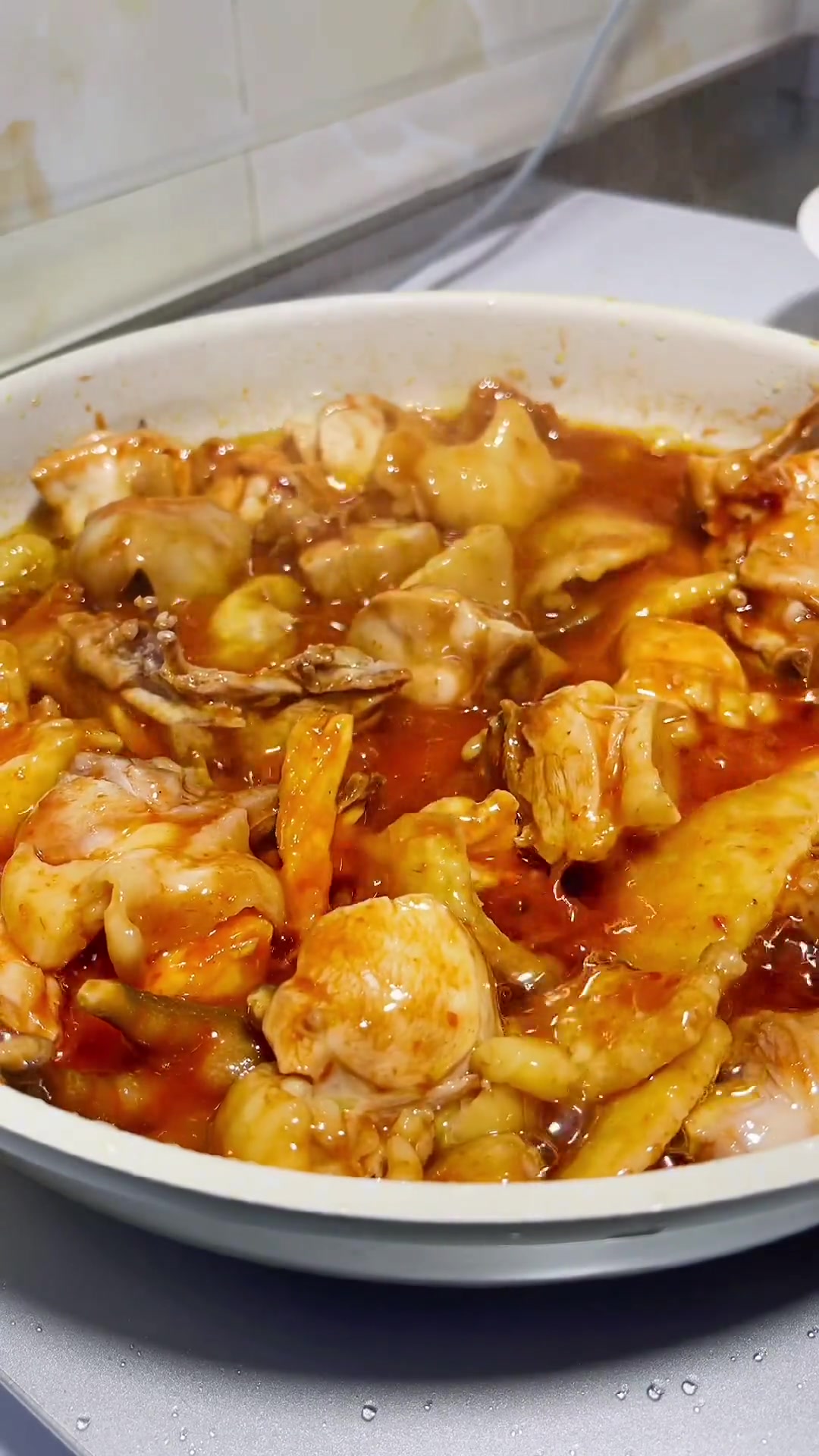 天气转凉，怎能少了这锅香草酸汤鸡火锅