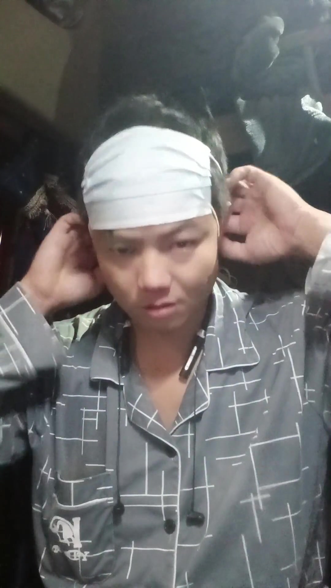 扛不住也得扛，找个地方吃两串羊肉串，喝两瓶啤酒，安逸得很