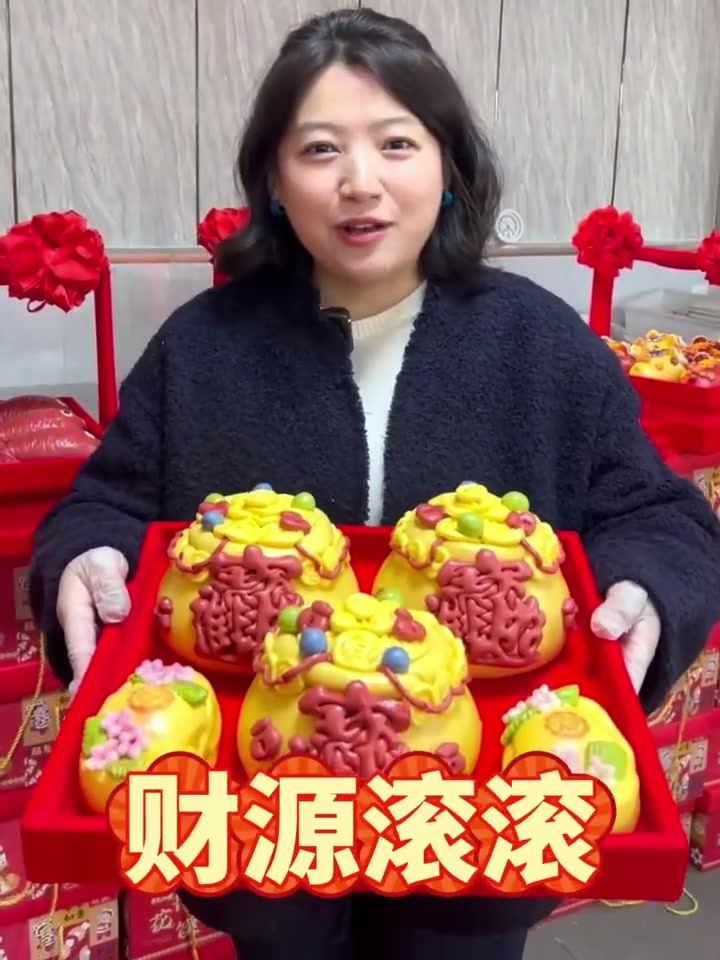 「接好运！花馍馍送新春祝福了」醒狮花馍吉祥如意、枣塔花馍步步登高、锦鲤花馍年年有余……花馍