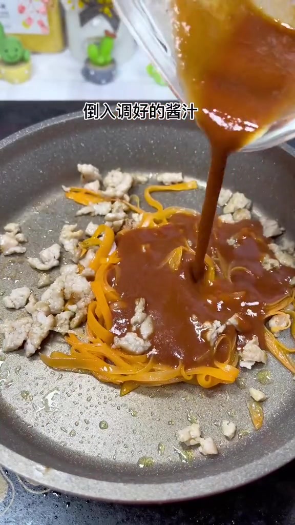 宝宝吃腻清汤面？试试这炸酱面，好吃到舔手指！
