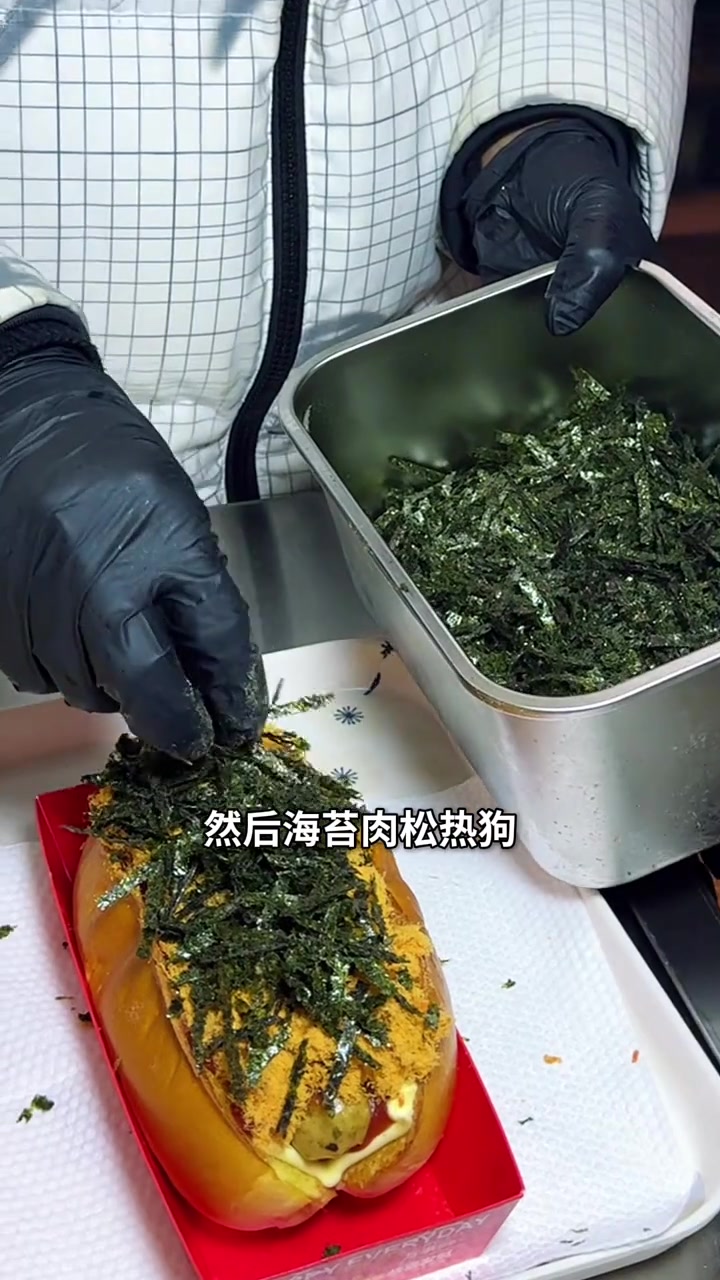 深夜武汉街头热狗摊,用料扎实不贵,一个顶饱!