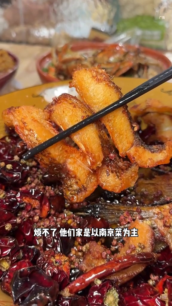 南京爆火胜利河美食街，鸭舌田鸡啫啫煲好吃到必冲！