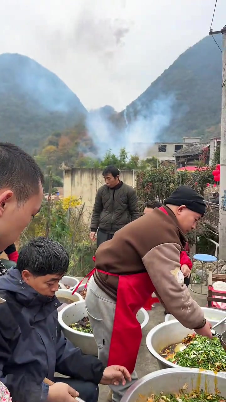 阿猜记录贵州地方农村酒席中午次席，整着铲着麻篼着
