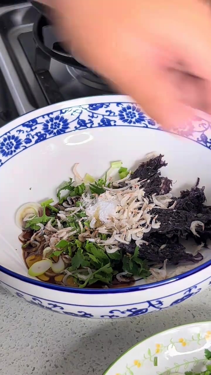 上海风味的小馄饨皮薄馅大,味道真不错,早餐煮上一大盆