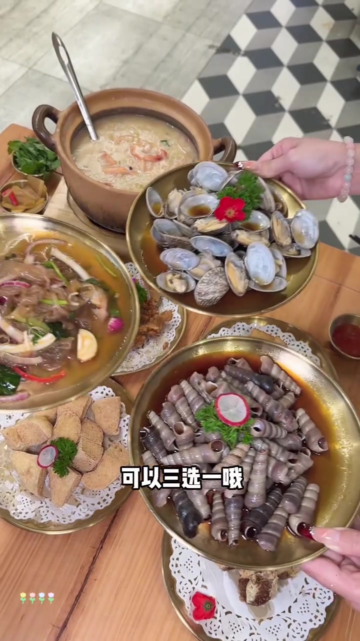 震惊!在曾厝垵景区这么一大桌鲍鱼鲜虾粥才88!