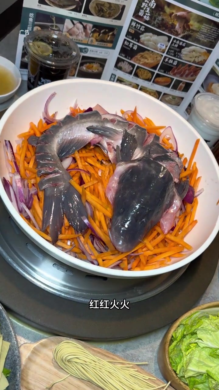 过年聚餐好去处，鲜潭蒸汽石锅鱼，食材新鲜，年年有余！