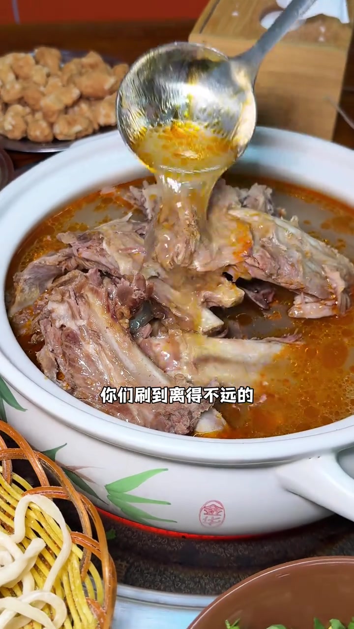 两人在郑州,花八十多吃羊蝎子羊排火锅,涮菜丰富,性价比超高!