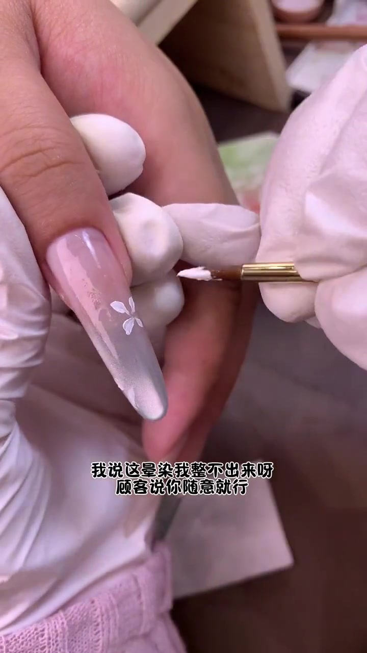 画龙的小姐姐这次来画鱼了